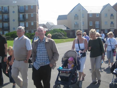 Dr Hywel Francis MP and Dr Brian Gibbons AM and family members taking part in a Memory Walk in aid of the Alzheimers Society